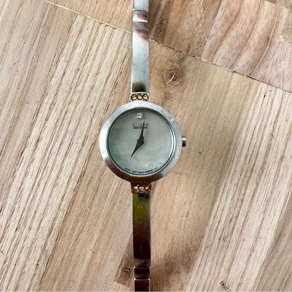 Citizen eco-drive ladies round silver tone bracelet solar power watch